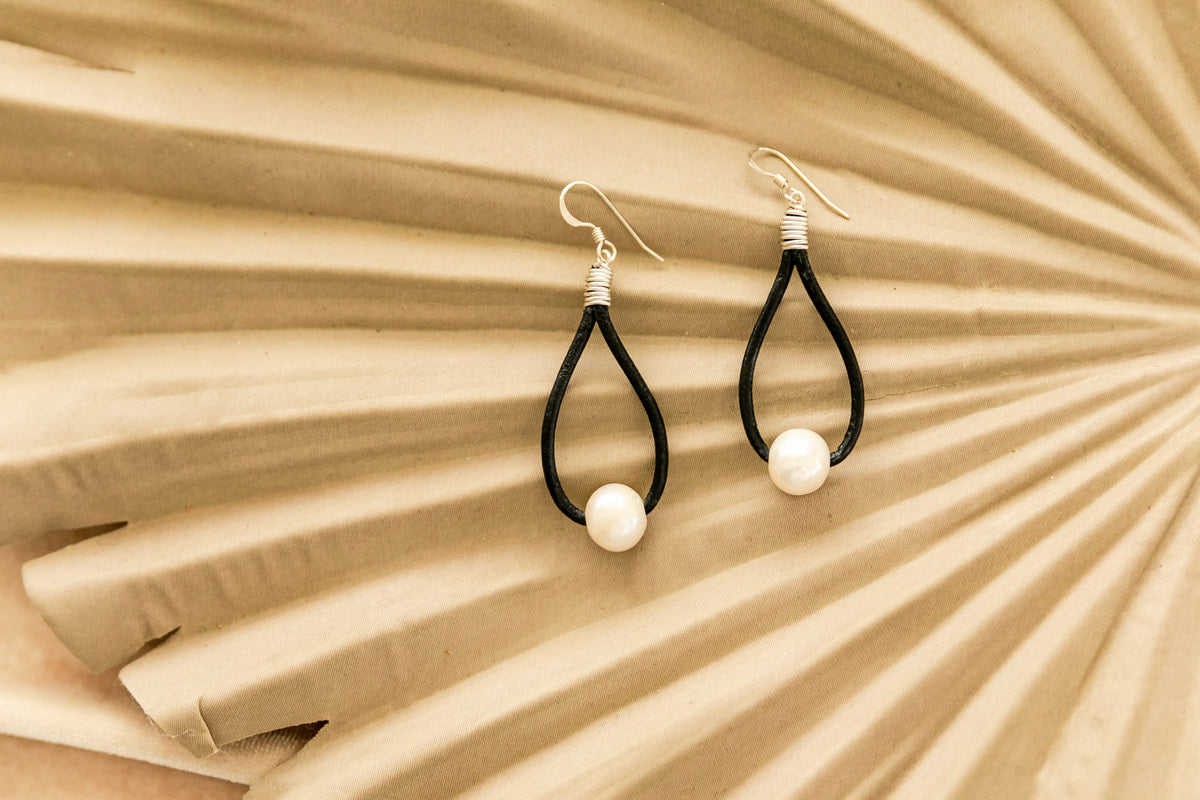 Seek Earrings -Black