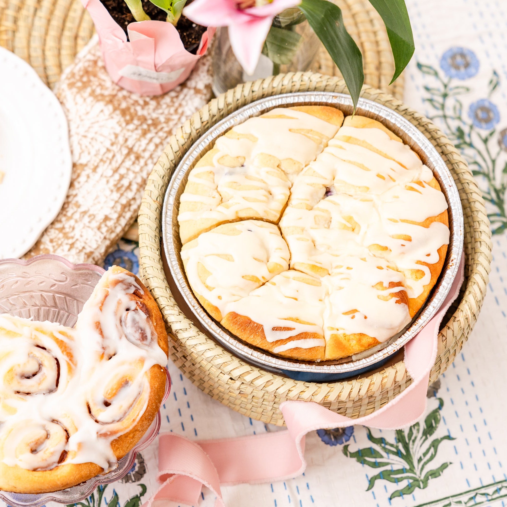 Ivy Swirls Round Bread Warmer Basket